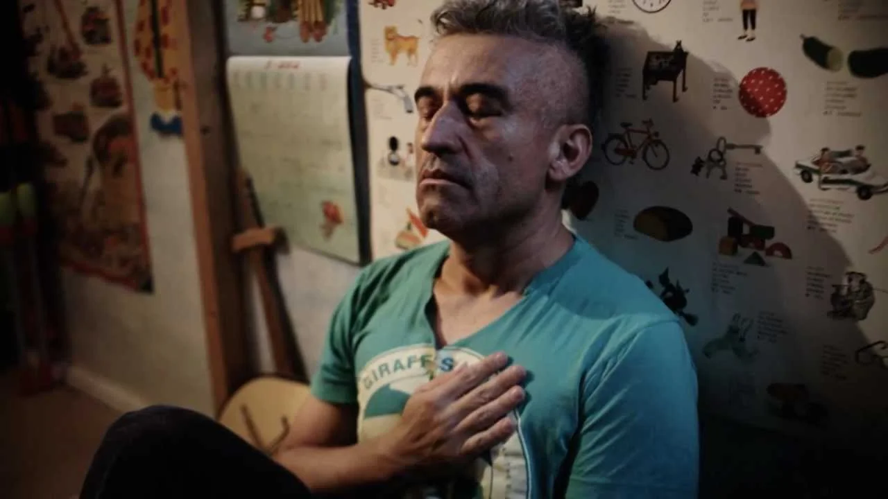 Jorge González reactiva su carrera musical bajo el alias Leonino con el estreno de "Cobijo"