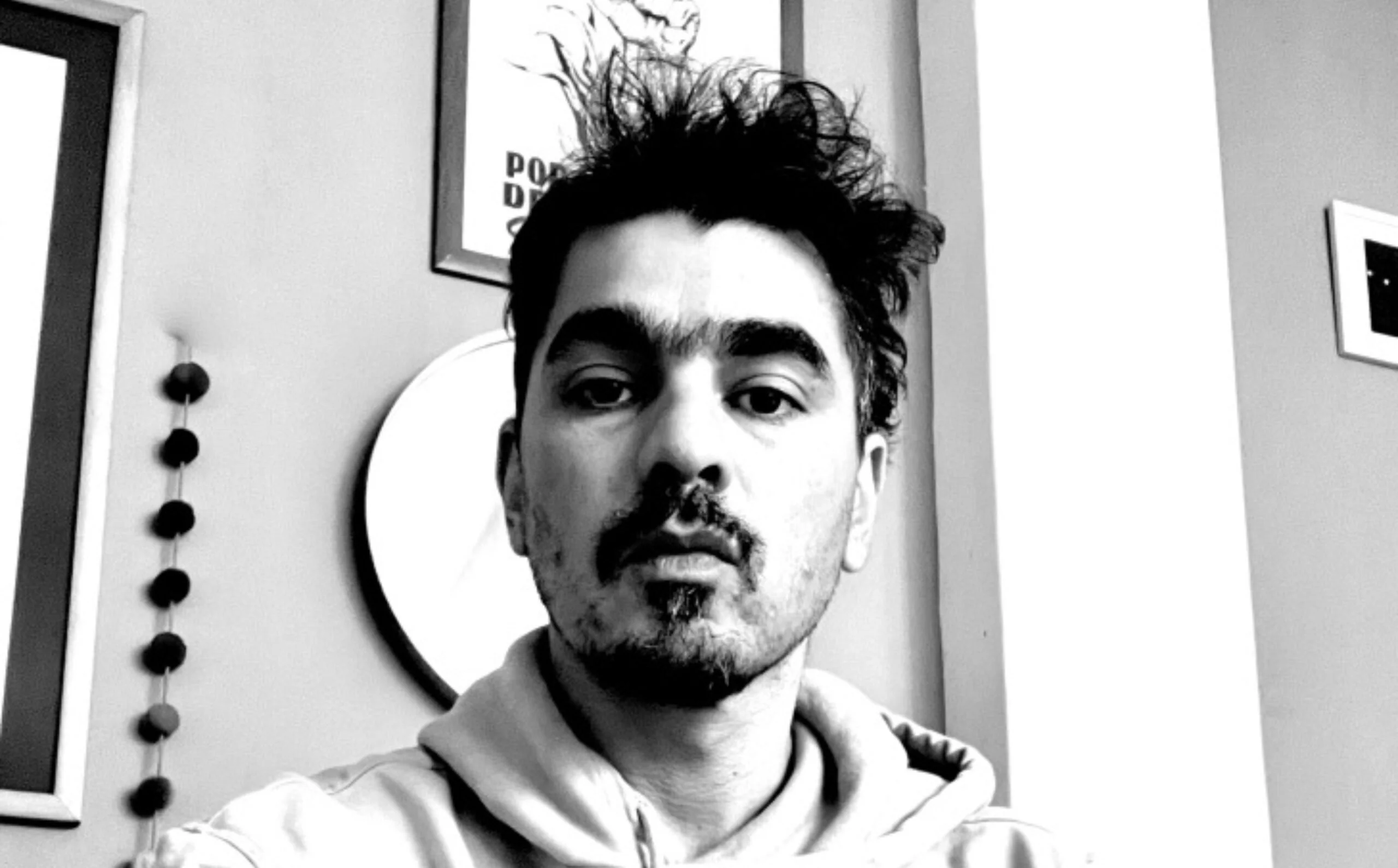 Max Vivar se aleja de la cumbia y abraza el pop rock en su nuevo sencillo "Tímido"
