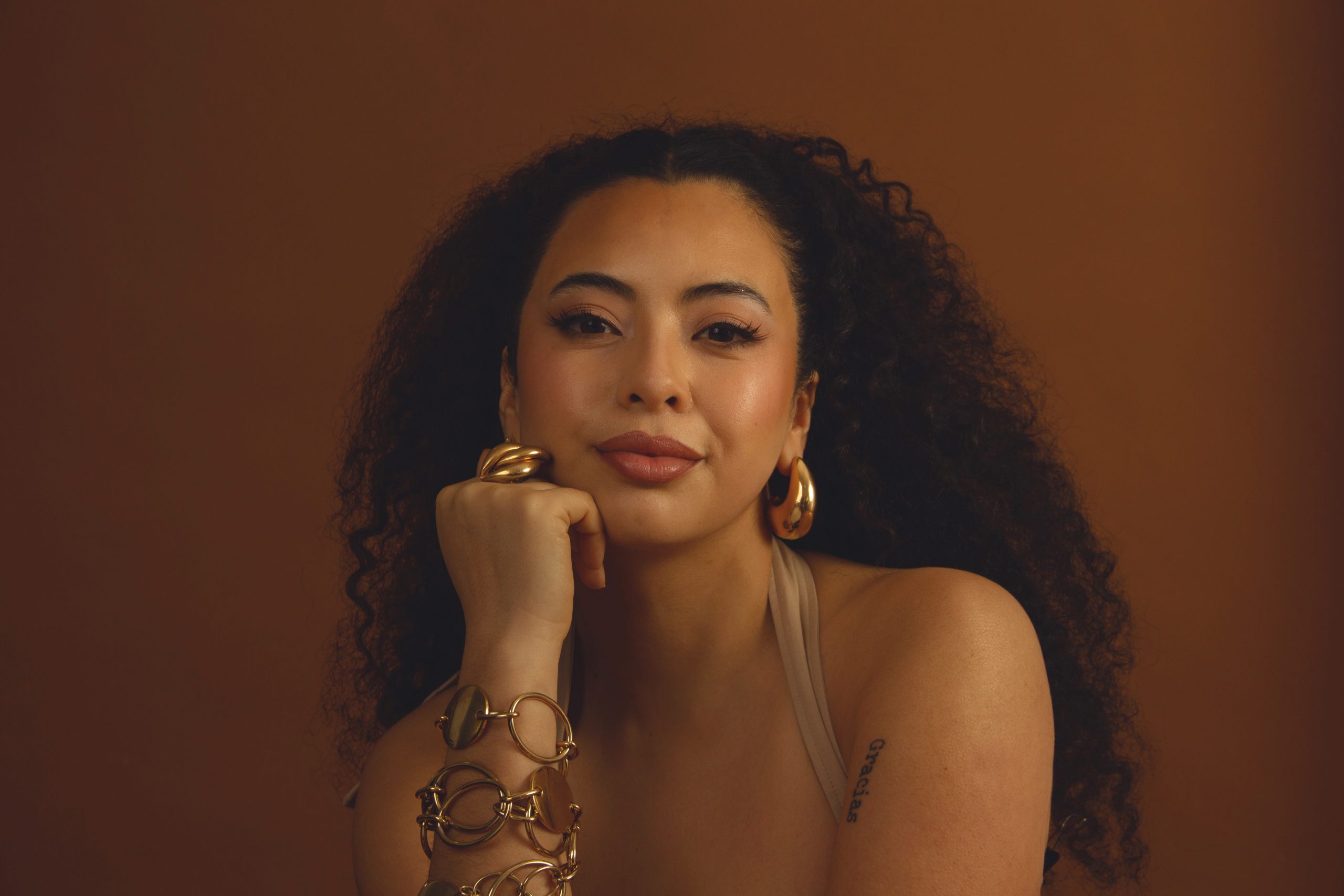 Ana Ivania estrena single y cuenta las horas para lanzar su próximo disco