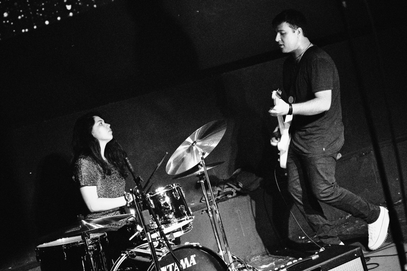 Dúo Pupilas presenta «No Te Tapes Los Oídos»: energía garage y nuevo rumbo sonoro
