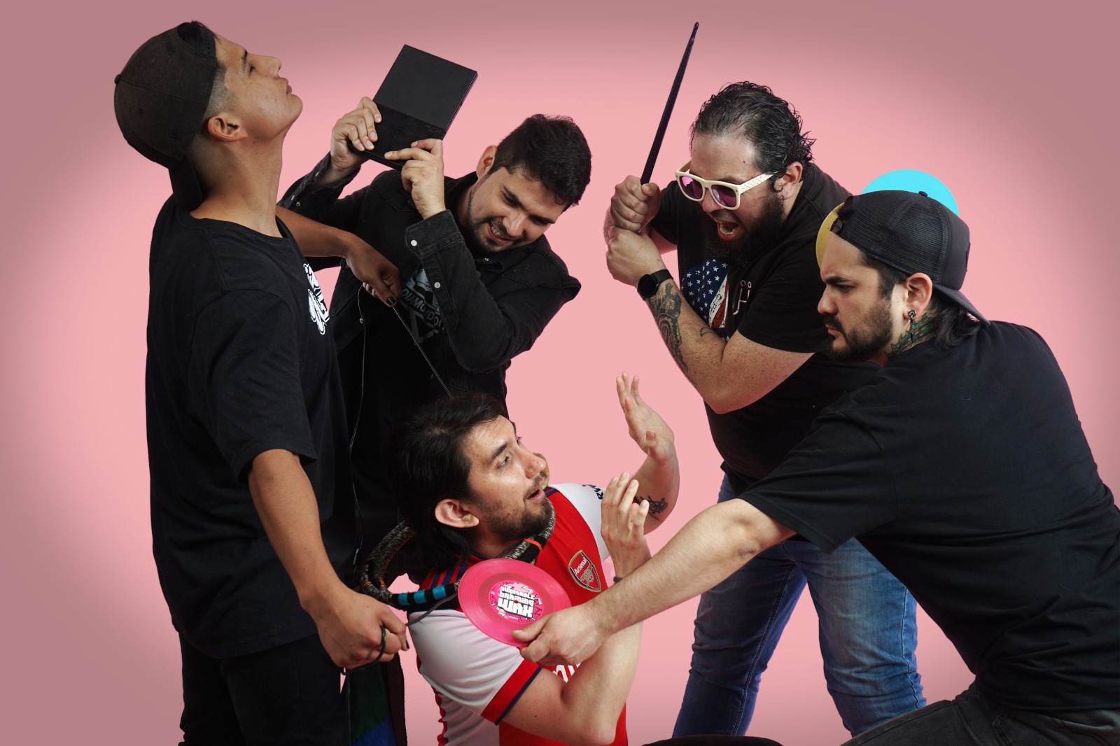 Quién Quiere Vivir Para Siempre presenta "Enjoystick": Un viaje conceptual inspirado en el mundo gamer