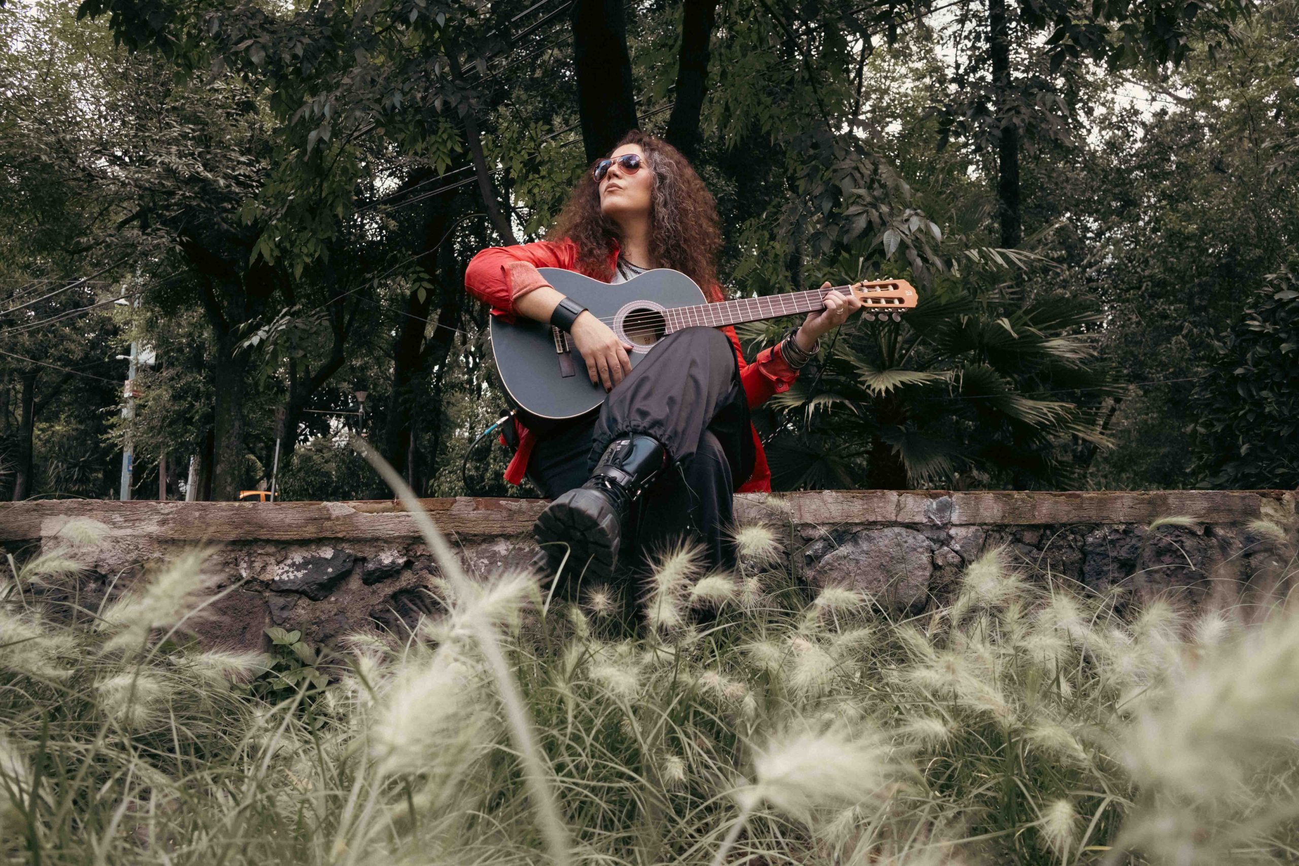 Loshe presenta "Lluro": divagando entre folklore y rock