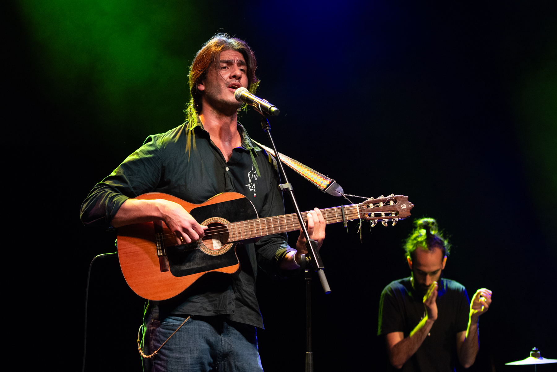 Seba Reyes fusiona folk, flamenco y texturas urbanas en "Vuelvo hacia el mar"