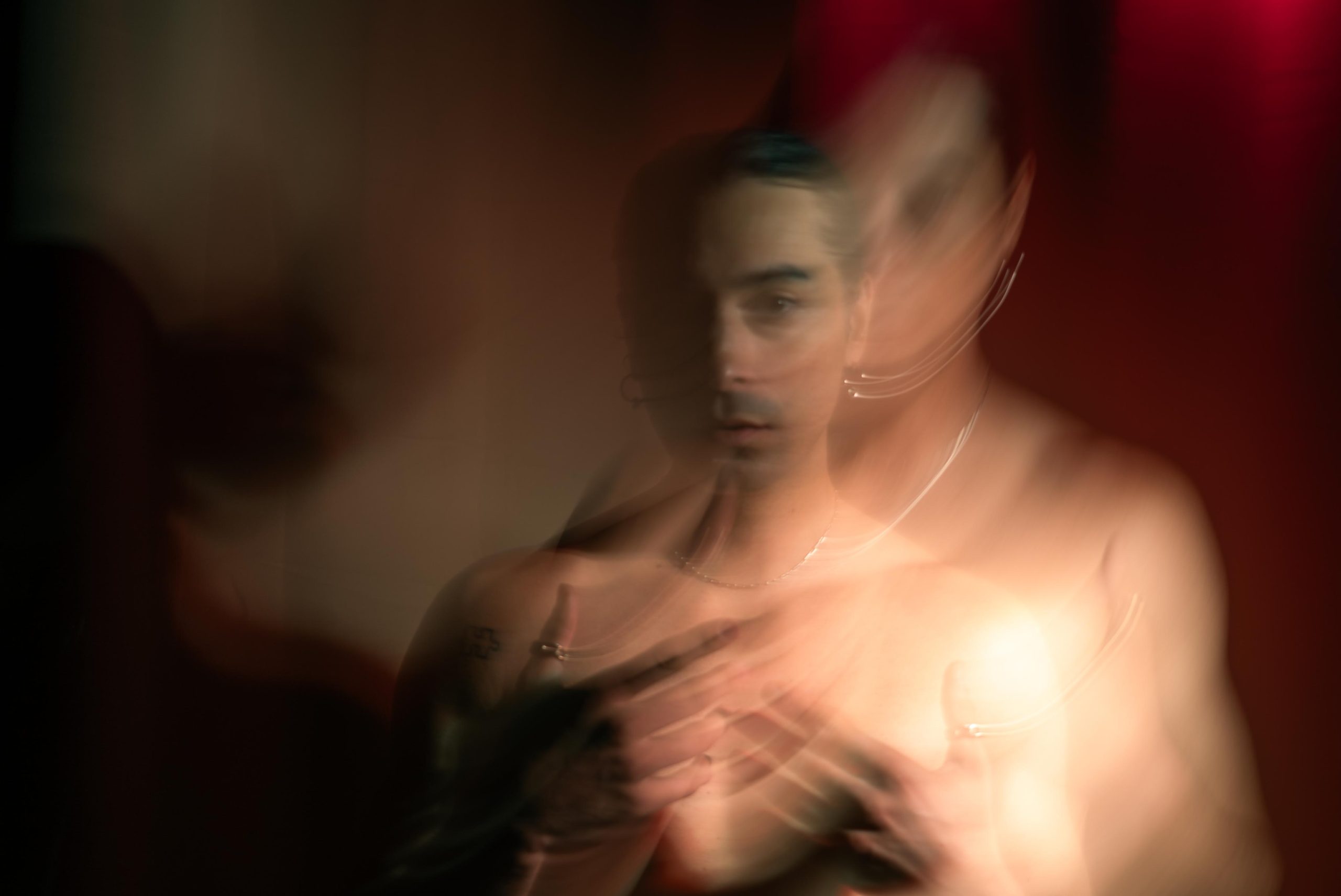 Loco Tranquilo clama por urgencia emocional en su próximo single "Sueño"