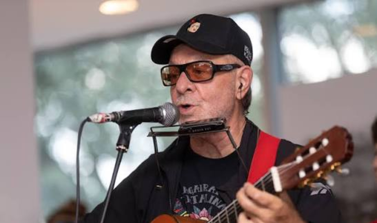 Queda menos de un mes: León Gieco recorrerá Chile con gira íntima