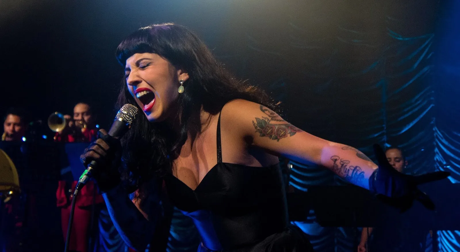 Mon Laferte se une al “Revesiones” de Zoé con “Love”