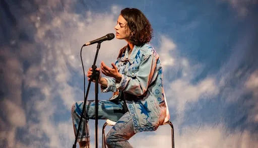 Disfruta del último concierto de Zoe Gotusso y del último material estrenado por Lucybell