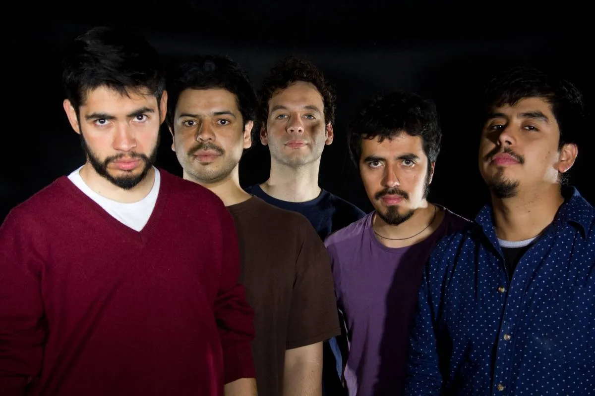 Recién: Ases Falsos estrenó videoclip de “Eres una bomba”
