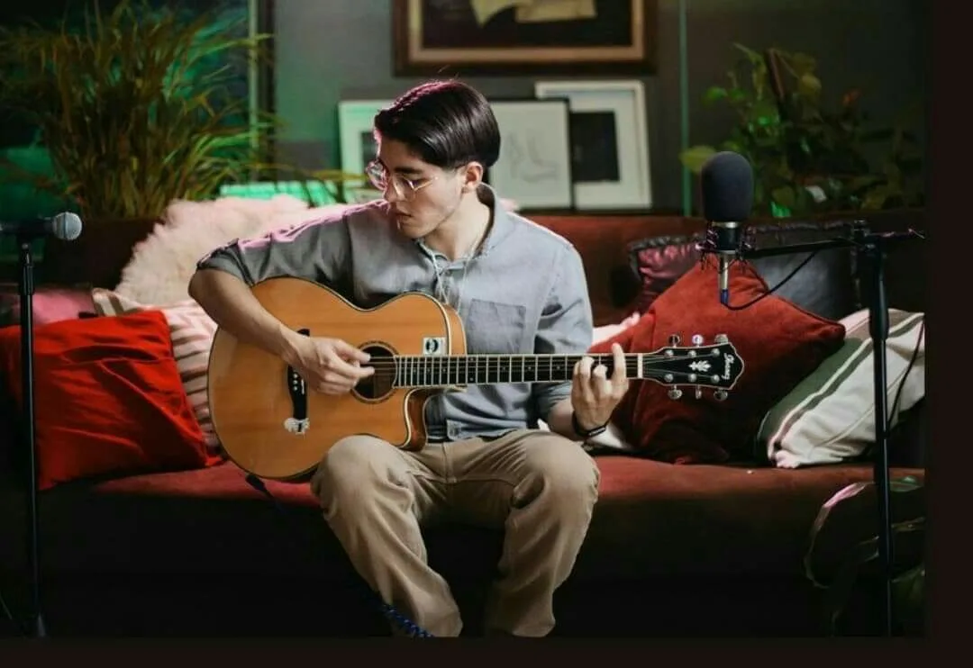 Kevin Kaarl sorpende con nuevo sencillo y videoclip: “Es que yo te quiero a ti”
