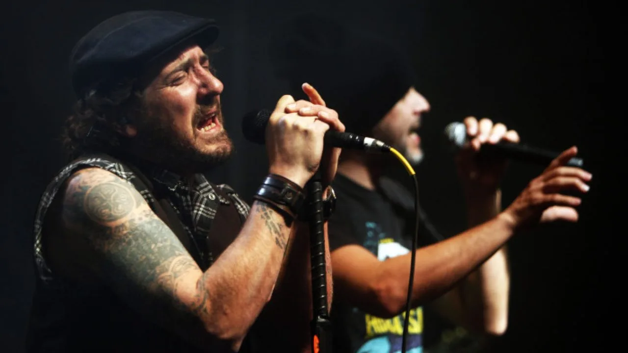Con El Enano en la batería hace 25 años: La Vela Puerca subió el primer concierto de su historia