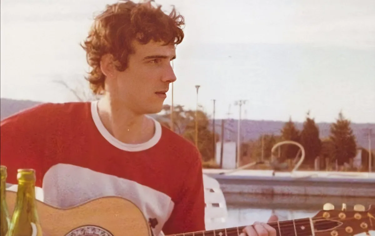 David Lebón, Conociendo Rusia y Wos le rinden homenaje a Spinetta con gran versión de “Ana no duerme”