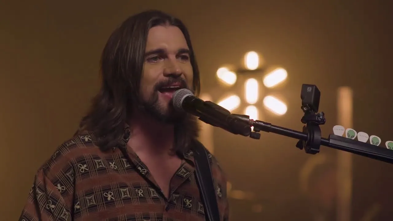 Juanes sigue soltando material en vivo y ahora deja “La camisa negra”