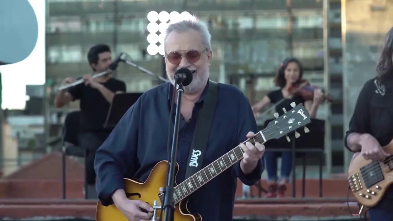 De otro planeta: Disfruta de David Lebón tocando “Mundo agradable” desde la azotea de un edificio