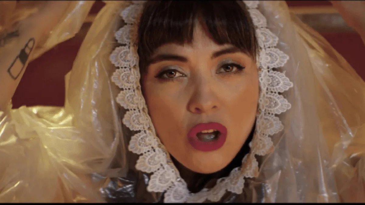 Mon Laferte estrenó el videoclip de “Se me va a quemar el corazón”