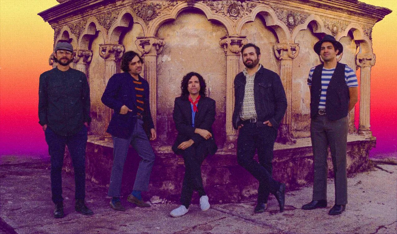 La banda mexicana Enjambre compartió una gran sesión musical de dos canciones