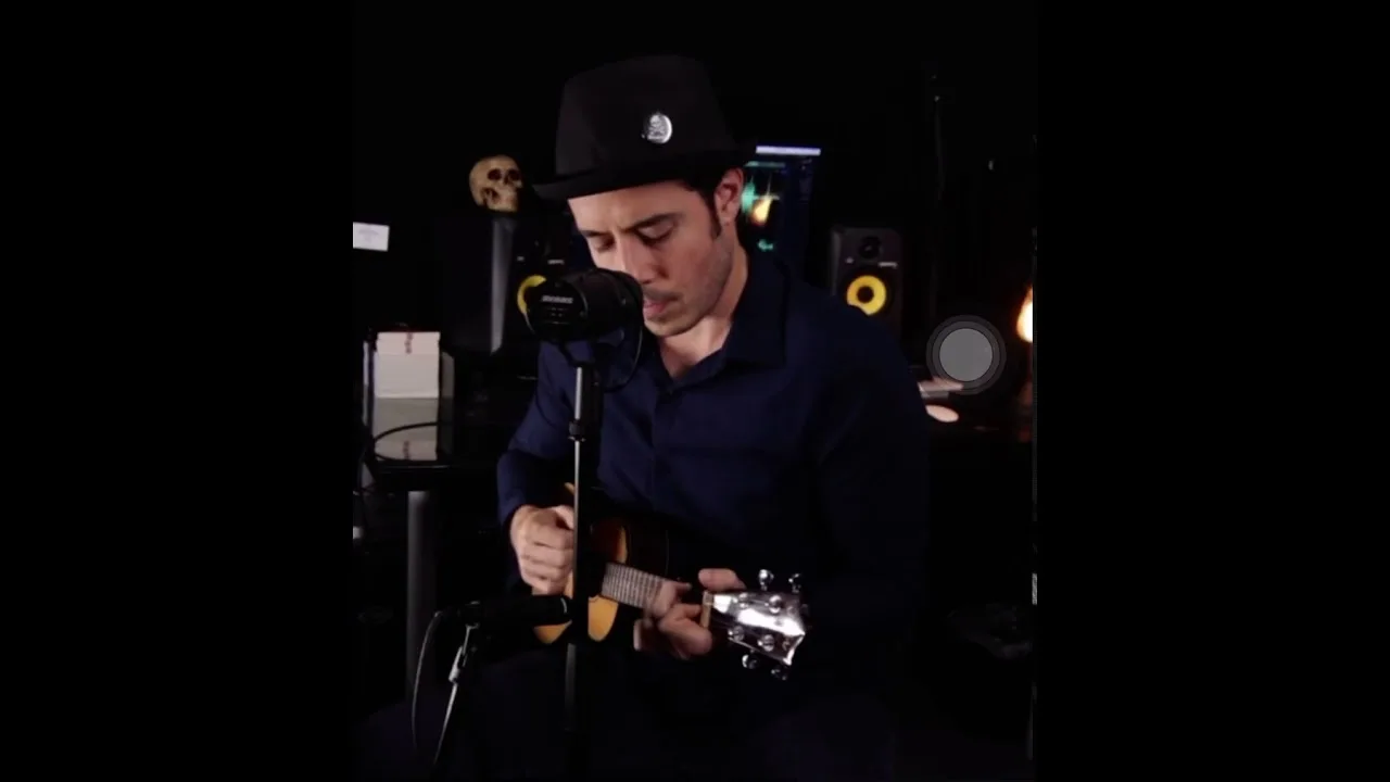 José Madero regaló una emocionante versión de “Mercedes” con ukelele