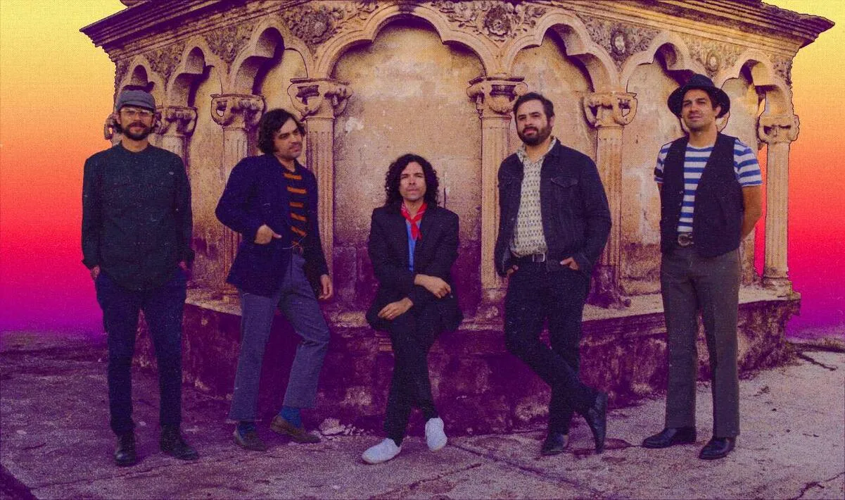 Enjambre vuelve a mostrar su calidad con una versión alucinante de “El derrumbe” en vivo