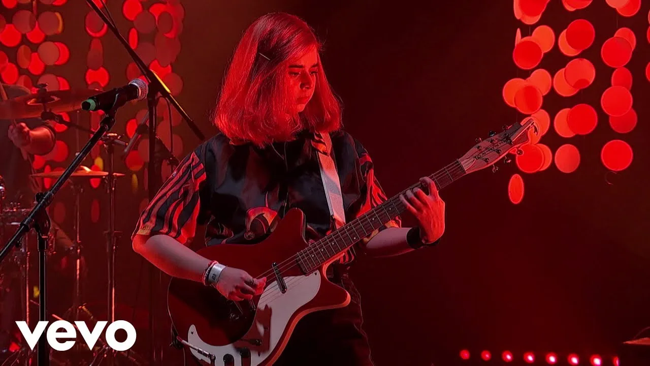 ¡Mágica! Bratty estrenó una extraordinaria versión en vivo de “Hazme saber”