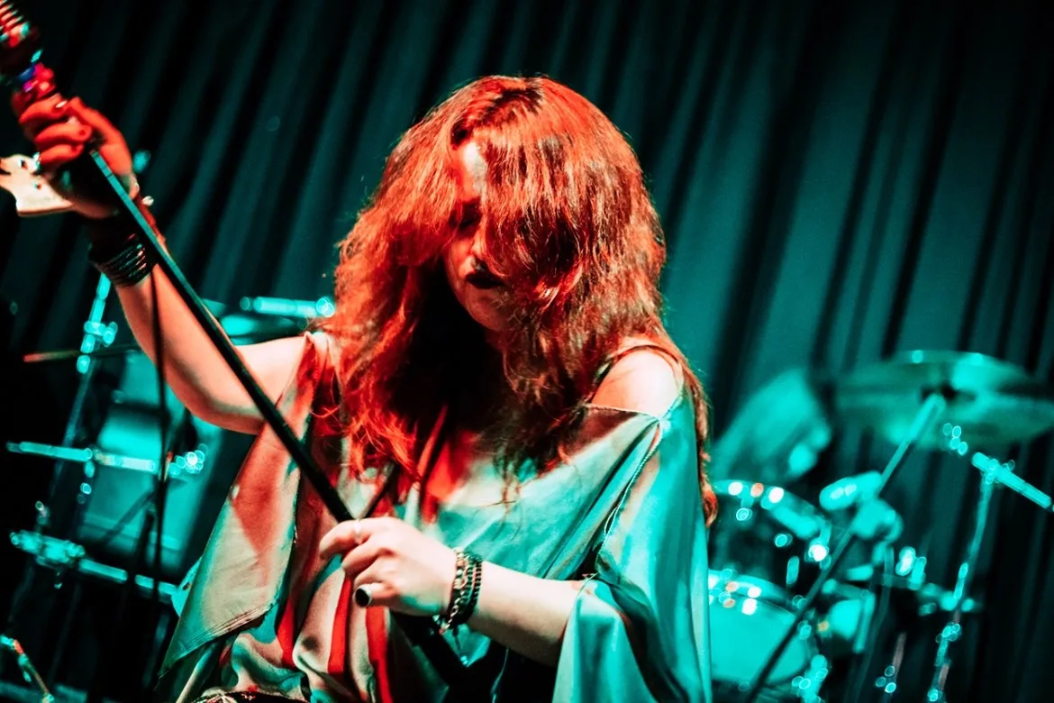 Una chilena y una argentina estarán en festival con rockeras de todo mundo que podrás ver gratis