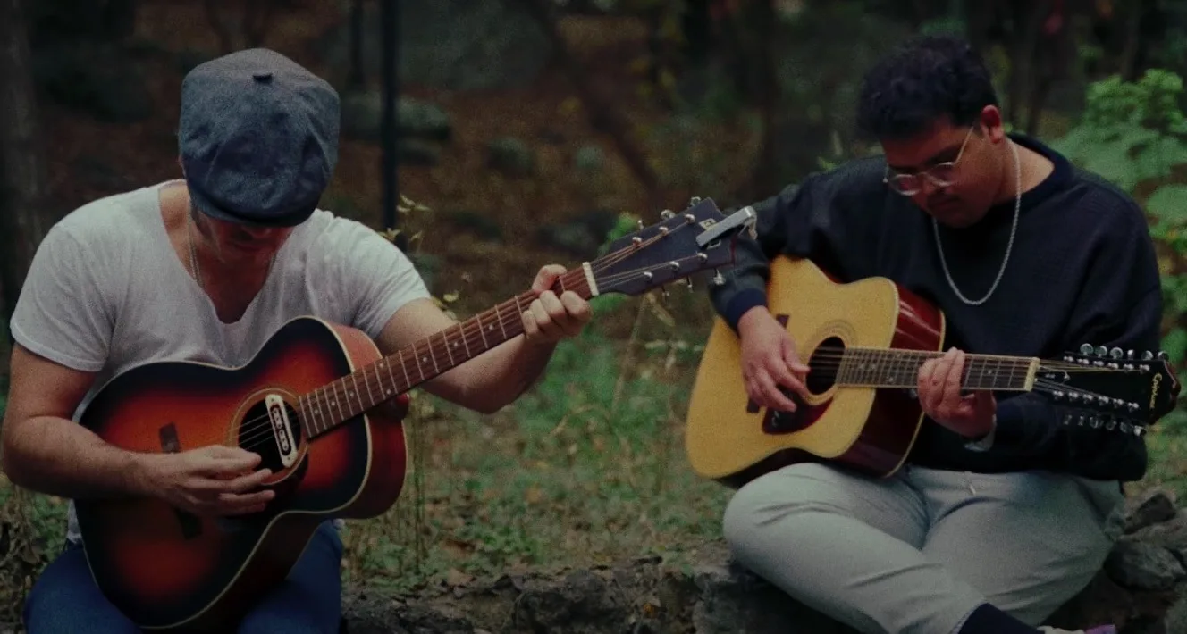 Dromedarios Mágicos lanzó un nuevo sencillo y videoclip con un irreconocible José Madero