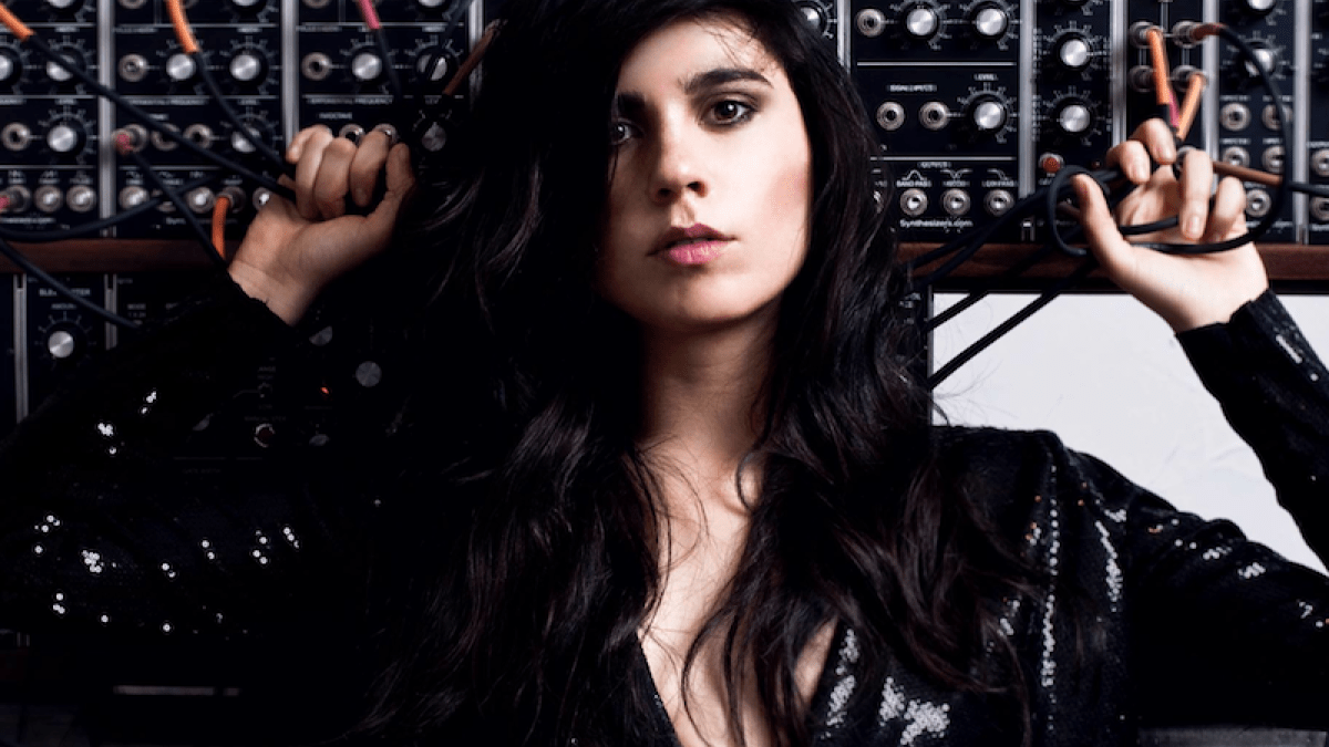 Javiera Mena estrenó el videoclip de “Dos” y da más señales de su próximo álbum