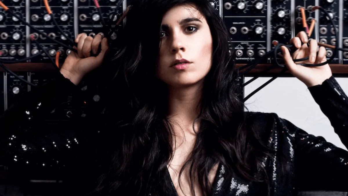 Javiera Mena estrenó el videoclip de “Dos” y da más señales de su próximo álbum