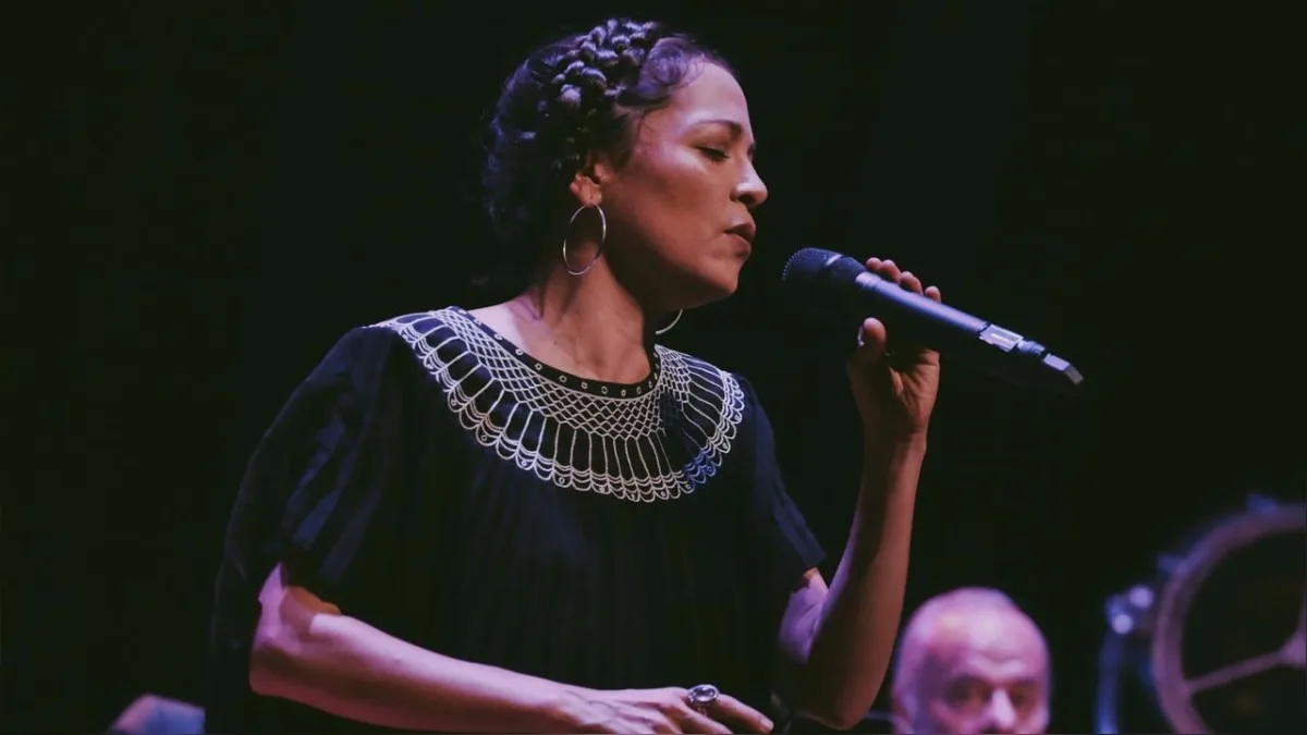 Natalia Lafourcade estrenó una nueva versión de “Tú sí sabes quererme”