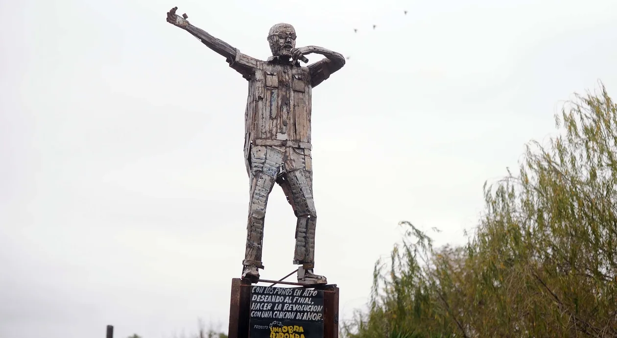 VIDEO: El gran Indio Solari ya tiene su estatua oficial de hierro y 100 kilos