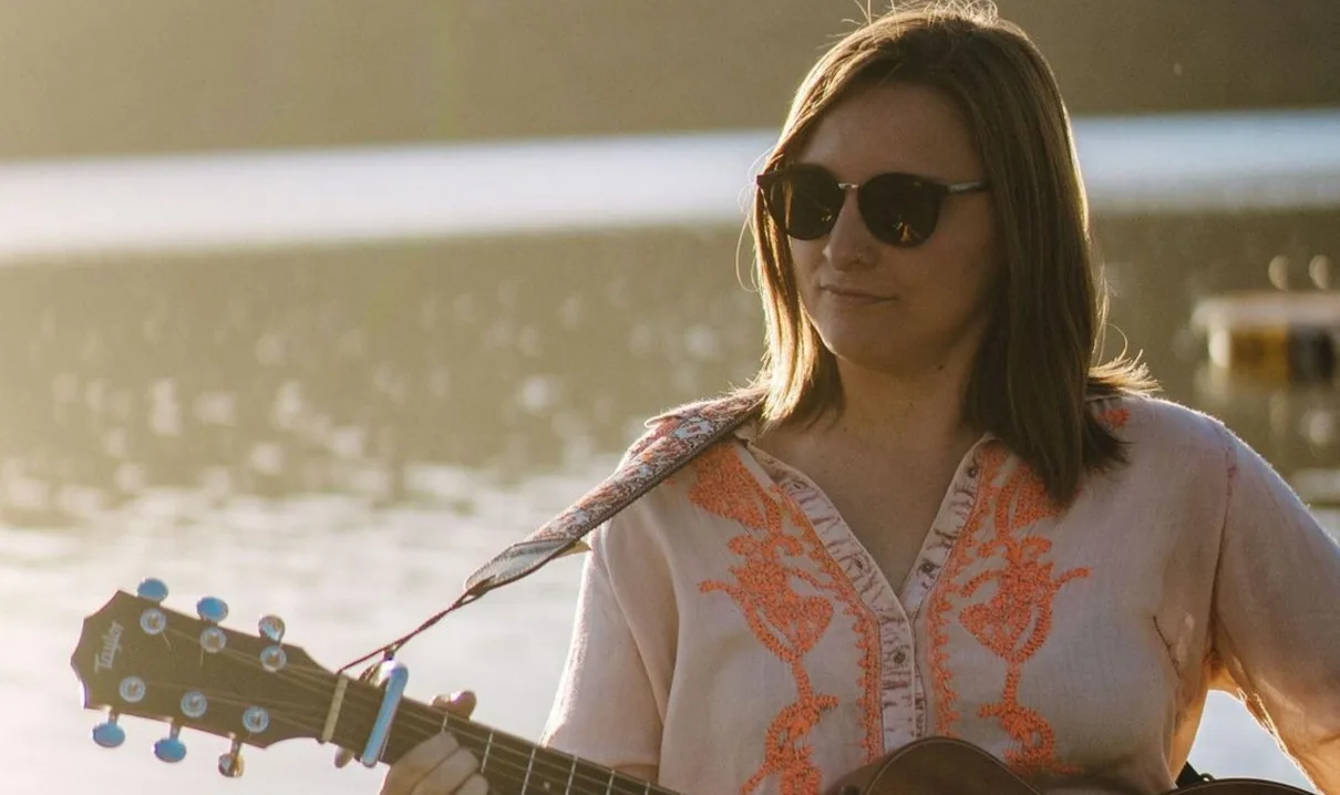 La argentina Evelyn Garrido deslumbra con su nuevo tema "De vos, de mí"