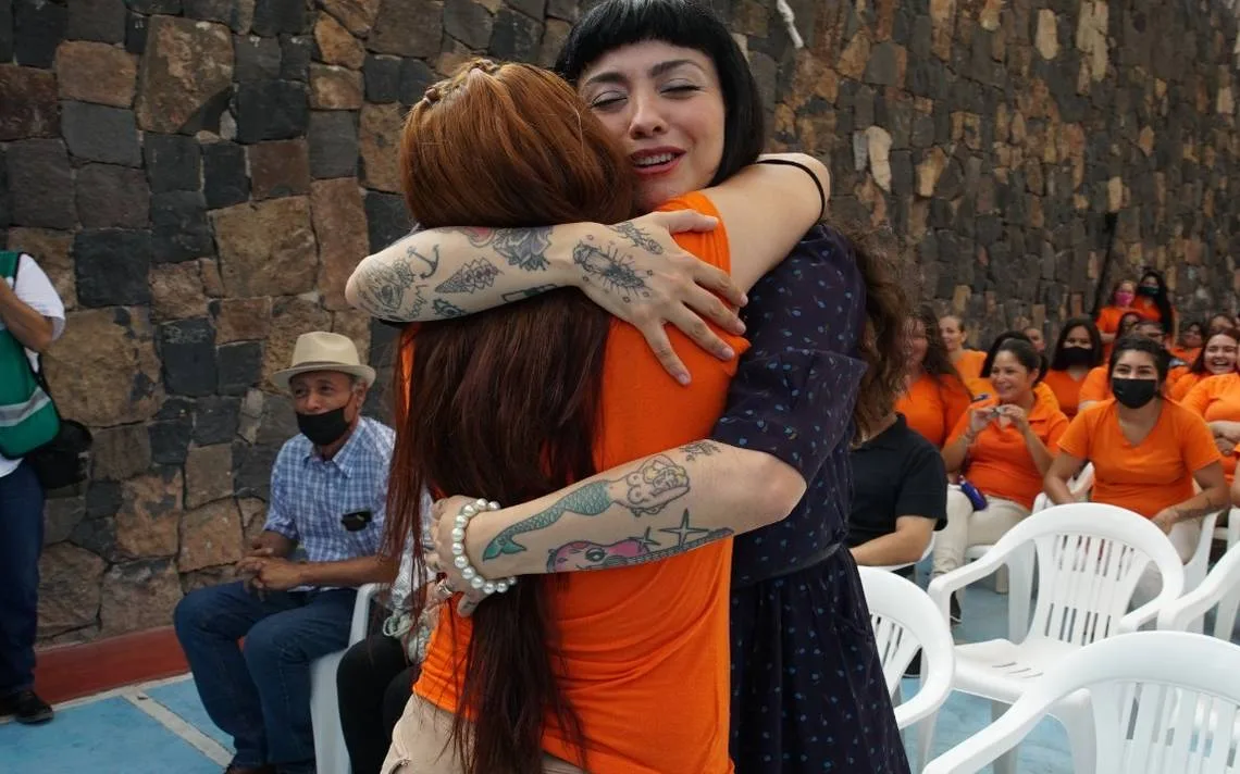 Mon Laferte presentó para internas del Centro de Readaptación Social en Sonora