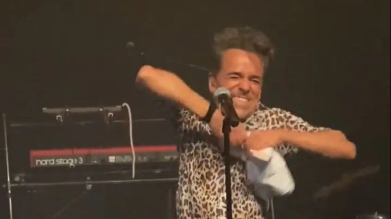 Rubén Albarrán vs. Dr. Simi: destroza un peluche en pleno concierto