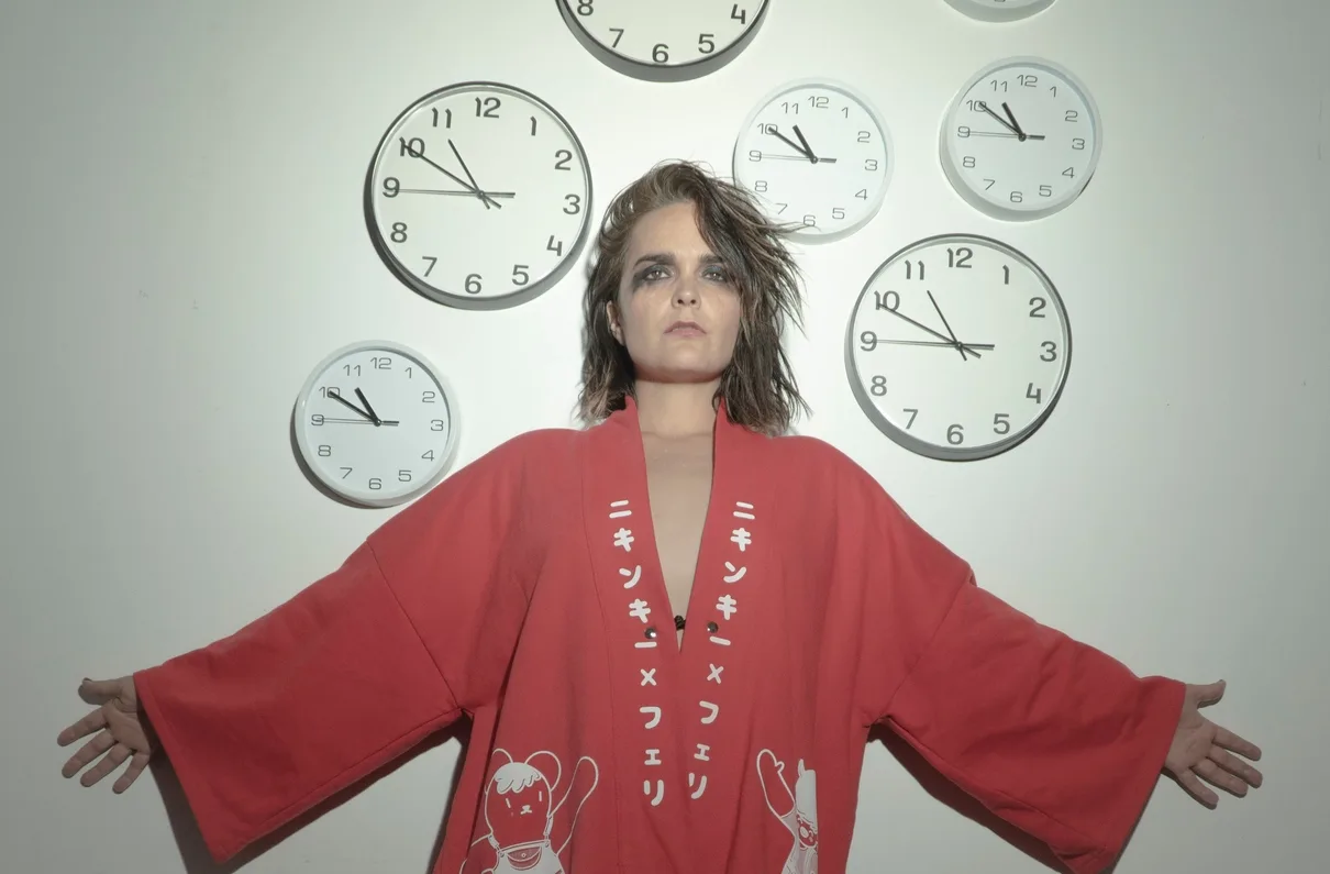Camila Moreno reedita su álbum debut "Almismotiempo"