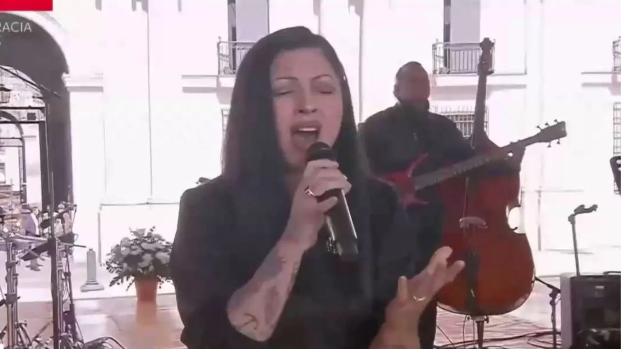 [VIDEO] Mon Laferte ofreció emocionante cover de Víctor Jara