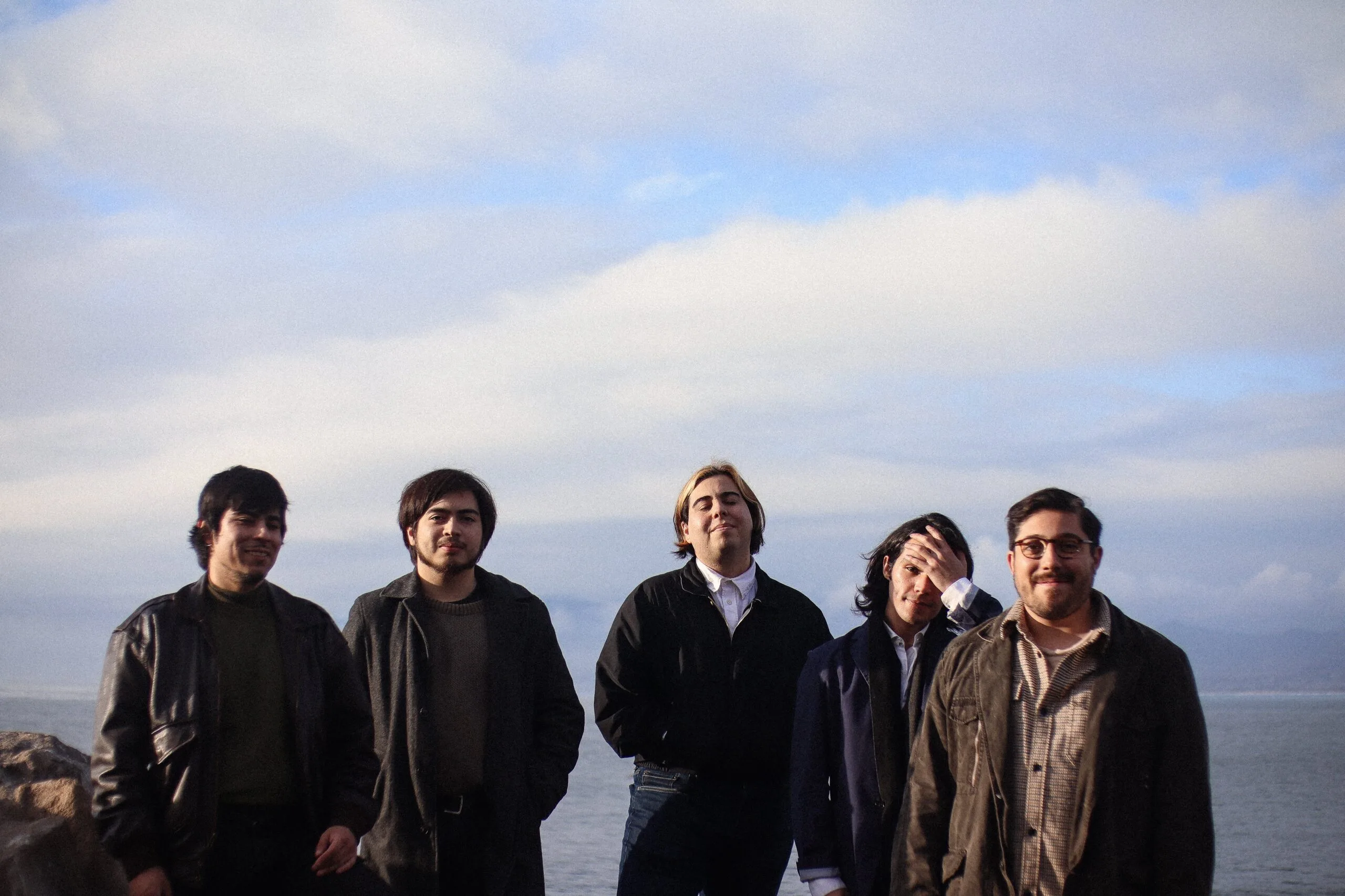 Soma Solaris entrega nostalgia sonora en “Una Razón”, primer adelanto de su álbum debut