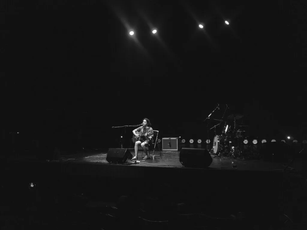 Simón Campusano se presenta en el Aula Magna de Manuel de Salas. Foto por Jesús Emilio Romero.