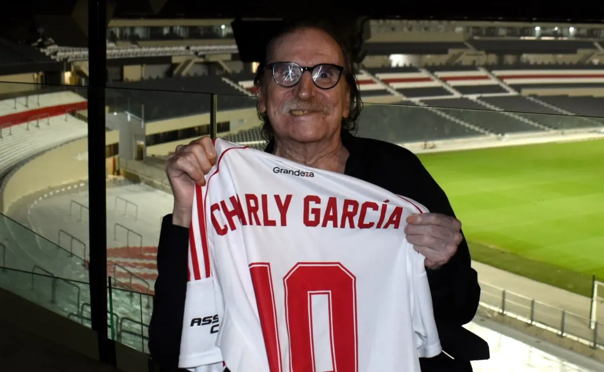 Charly García en el Monumental: Un ícono de la música y el fútbol argentino recibe un obsequio especial de River Plate