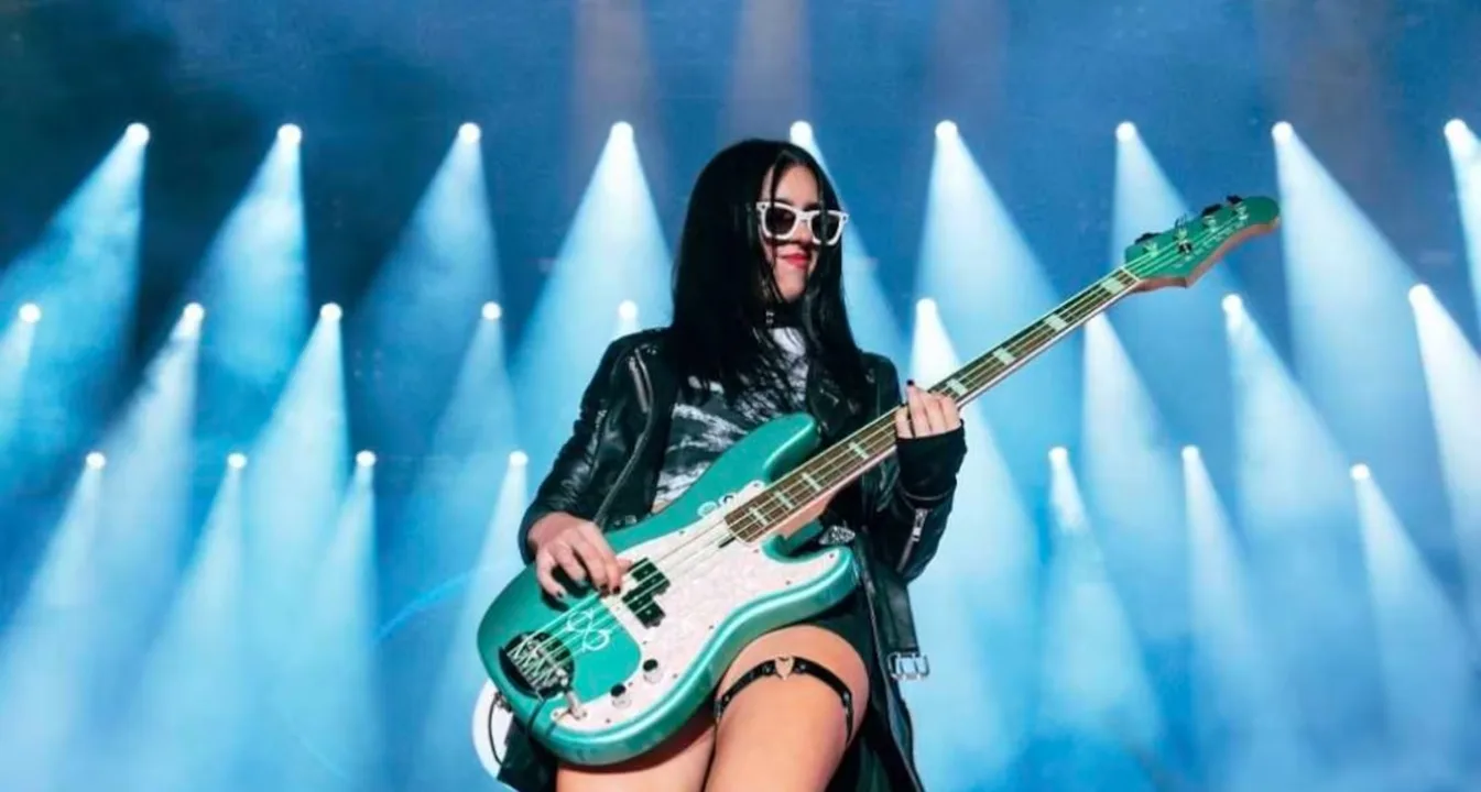 Luli Bass, la extraordinaria bajista que se robó todas las miradas en el retorno de Los Piojos al Quilmes Rock