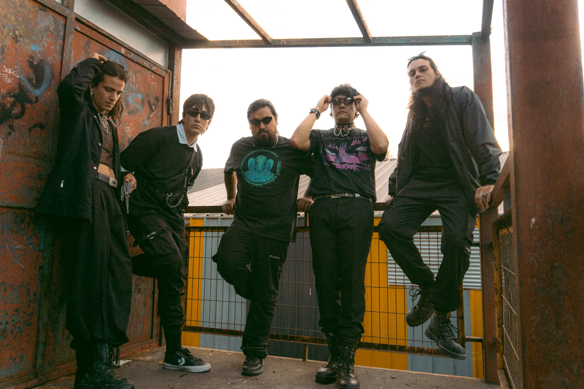 Narcóticos reinventa "Lobo-Hombre en París" con energía post-punk y prepara su álbum Castillo Gótico