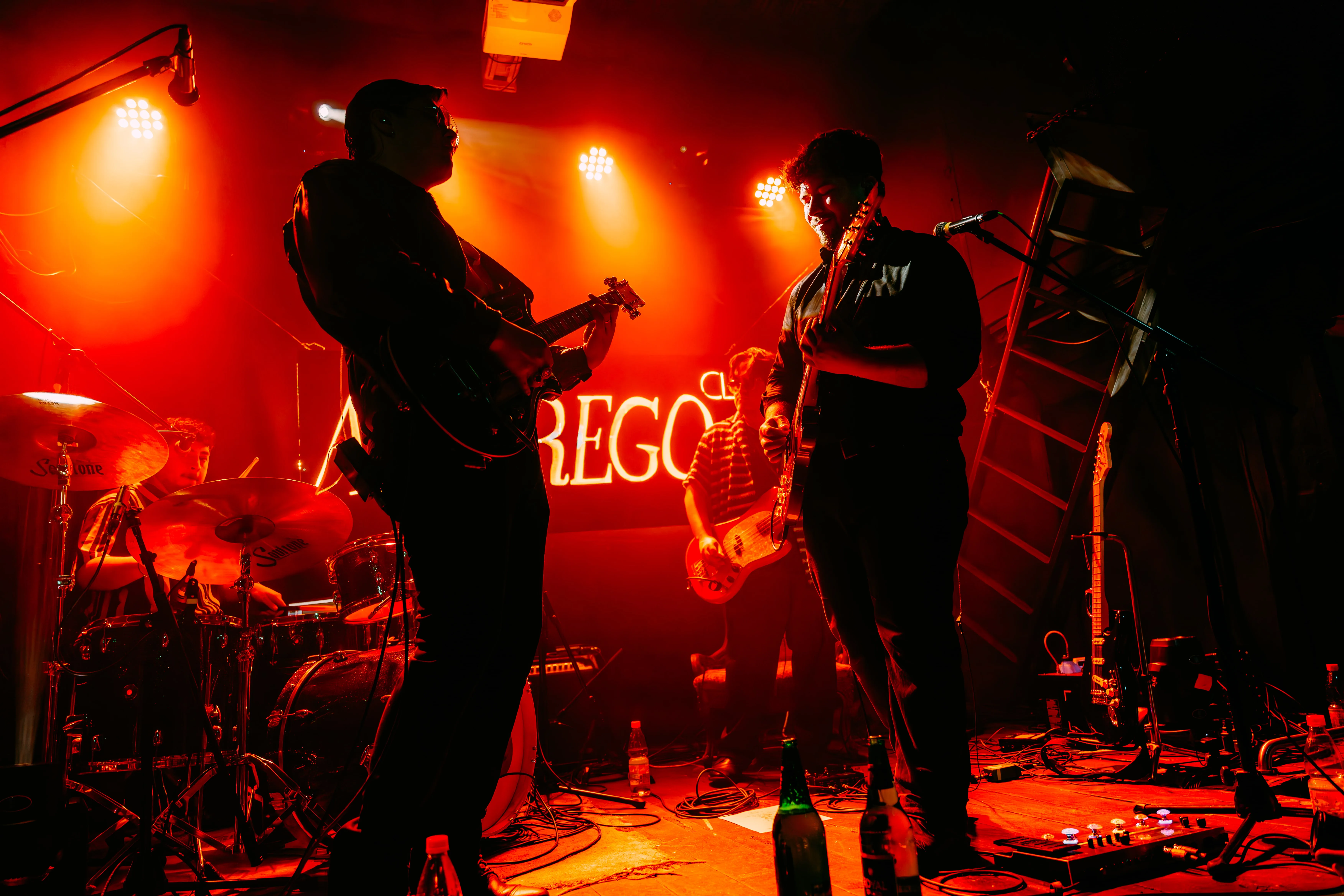 Alterego CL deslumbra con show lleno en el mítico Bar de René