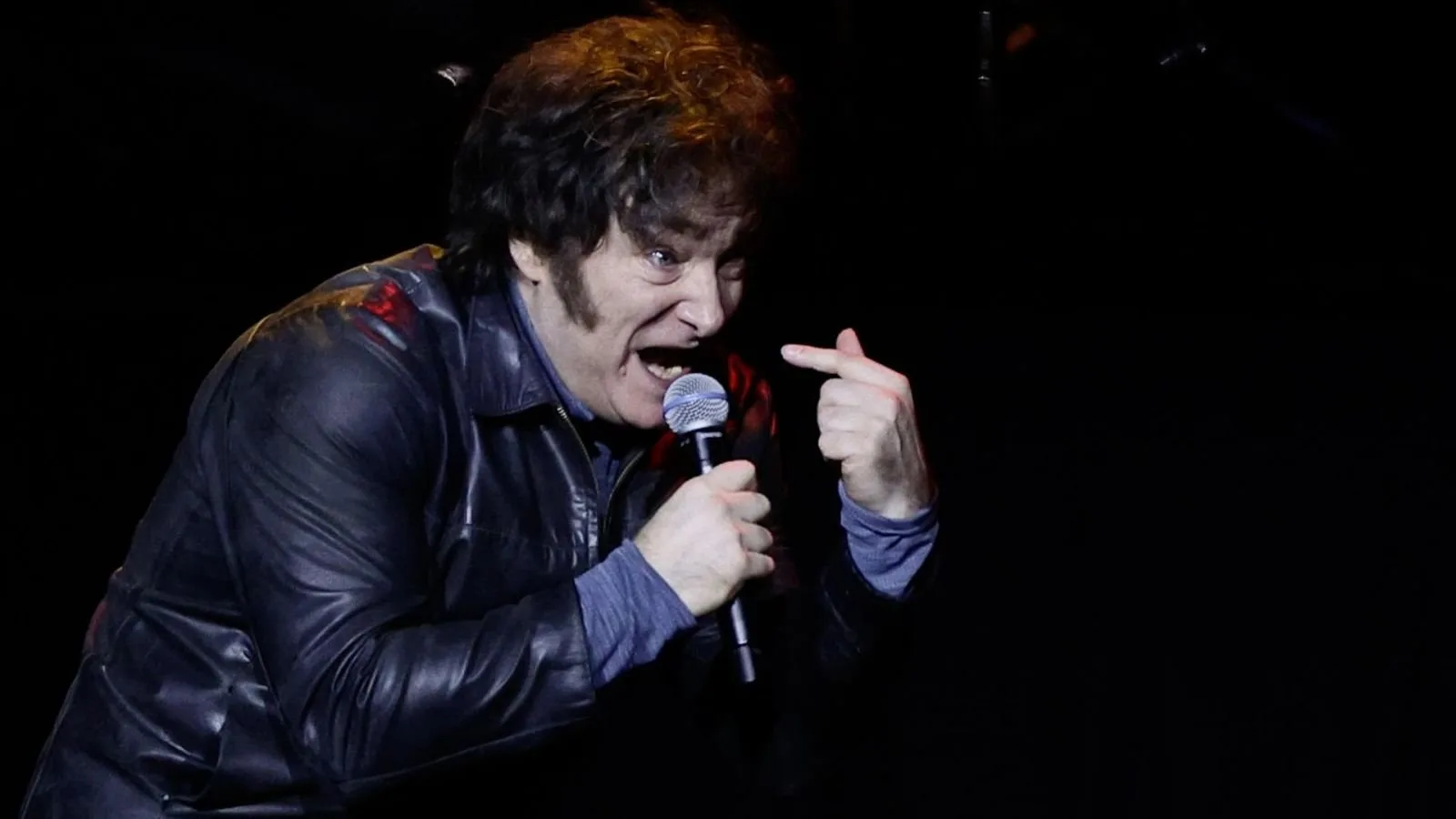 Míralo completo: el inverosímil show del Peluca Milei cantando rock argentino para presentar su nuevo libro