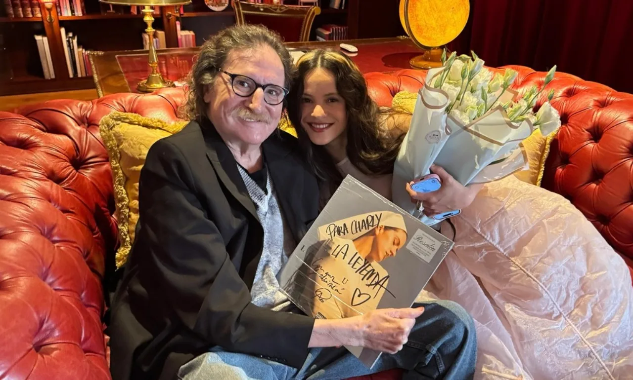 "Para la leyenda": Rosalía se reunió con Charly García y le entregó un emotivo regalo