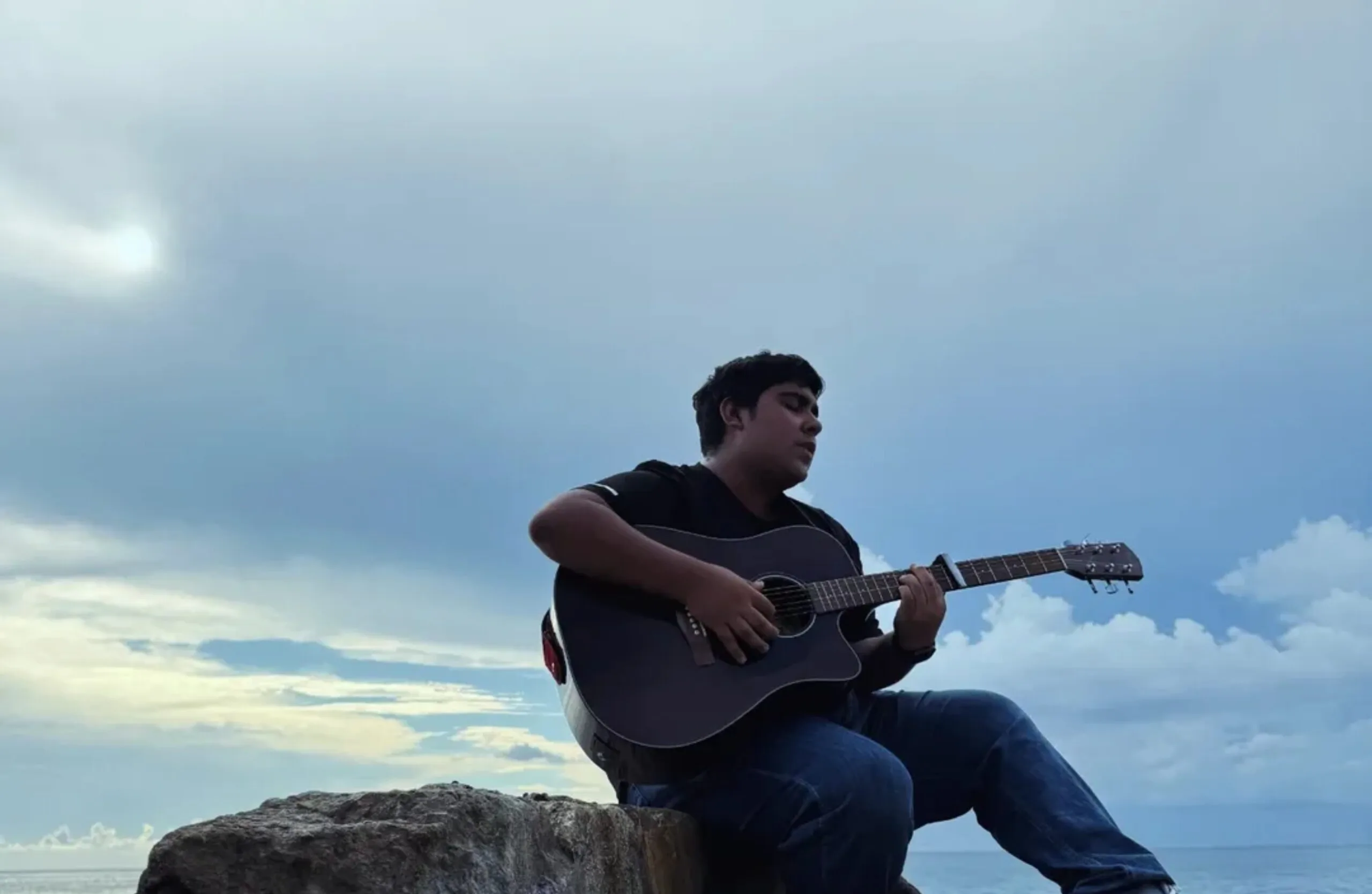 Ángel Ortega debuta con "Permite"y sorprende con exquisito blues íntimo