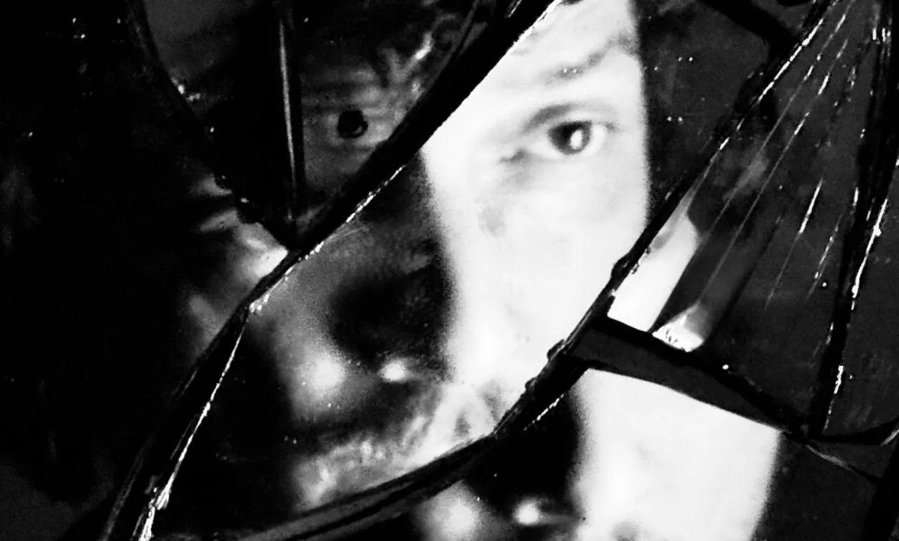 León Larregui plasma ‘Manifiesto de un Tremendo Delirio’ y renace entre luces y sombras