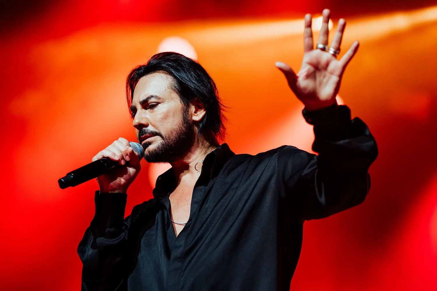 Beto Cuevas lanza EP y se "Respira" su innegable calidad